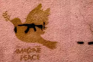 Graffiti einer Taube mit Waffe