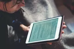 Frau liest auf einem E-Reader