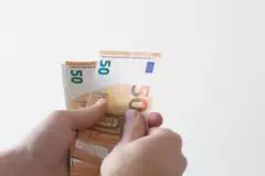 Jemand zählt Geld
