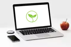 Laptop mit Symbol für Green Computing