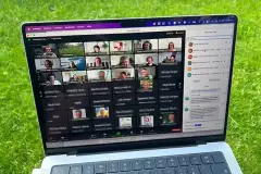 Laptop mit Zoom-Meeting in einer Wiese