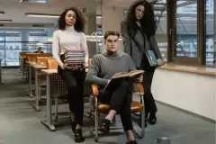 Drei junge Menschen mit Büchern