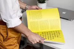 Person blättert im Magazin