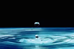 Tropfen fallen auf Wasser
