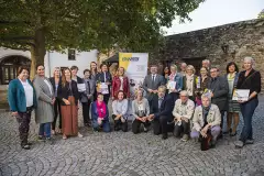 Auf diesem Bild ist eine Gruppe von Bildungsgemeinderät*innen zu sehen, die sich bei einem Regionaltreffen getroffen hat.