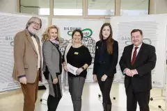 Hannes Galter, Alexandra Nagl, Kerstin Slamanig, Andrea Koller, Bildungslandesrat Werner Amon vor Bannern mit der Aufschrift „Bildung wirkt“