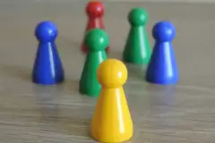 Spielfiguren, eine Figur steht im Vordergrund