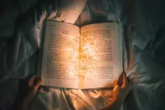 Offenes Buch, darin eine kleine leuchtende Lichterkette