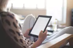 Person liest auf E-Reader.
