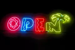 Schriftzug Open als Neon-Leuchte
