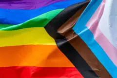 Flagge mit unterschiedlichen Farben (Pride-Fahne)