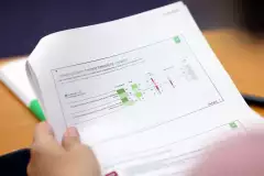 Blatt Papier mit Balkendiagramm.