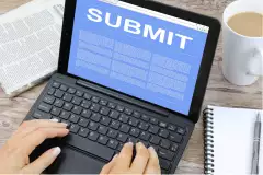 Auf einem Laptop-Bildschirm steht „SUBMIT“