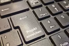 Tastatur mit Button "Projekt einreichen"