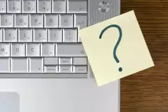 Klebezettel mit einem Fragezeichen auf einem Laptop