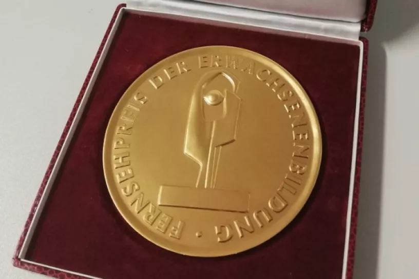 Die Goldmedaille zur Fernsehpreis-Auszeichnung