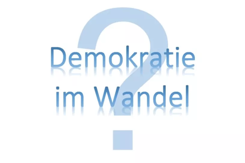 Schriftzug Demokratie im Wandel mit einem Fragezeichen im Hintergrund