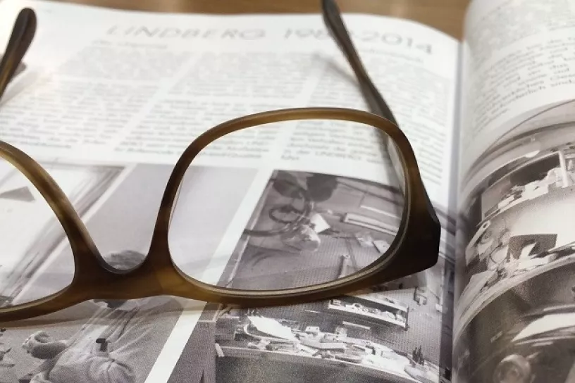 Brille liegt auf Zeitschrift