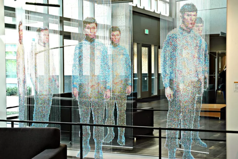 Hologramme von Personen in einem Raum