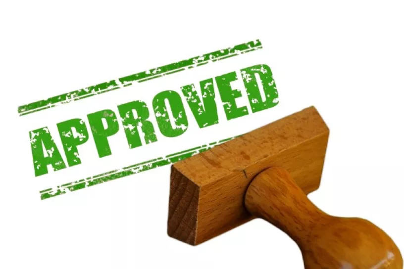 Stempel, daneben der Aufdruck "approved".