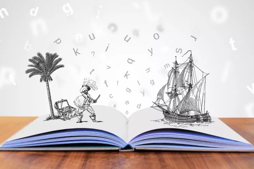 Aufgeschlagenes Buch, aus dem ein Pirat mit einem Schatz und ein Schiff ragen; darüber verwirbelte Buchstaben.