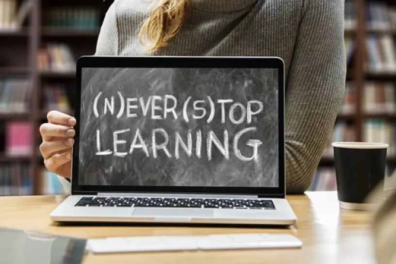 Laptop, darauf steht: "(N)ever (S)top Learning".