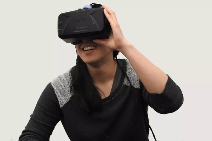 Person mit Virtual Reality Brille