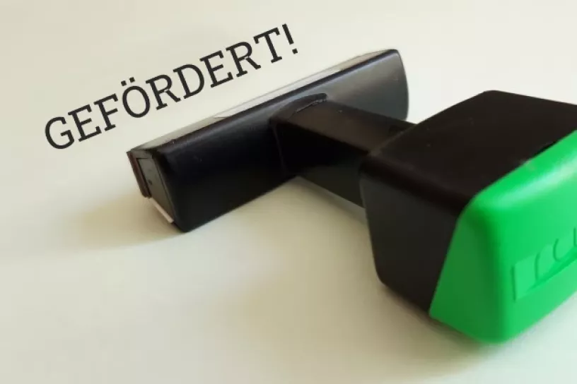 Stempel, daneben steht "gefördert!"