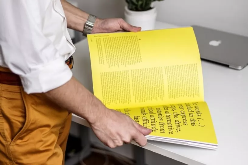 Person blättert im Magazin
