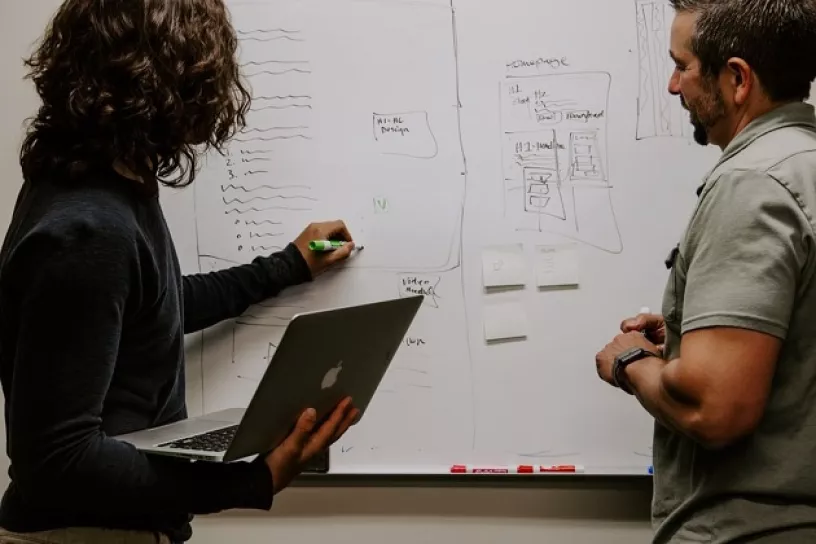 Zwei Personen arbeiten am Flipchart
