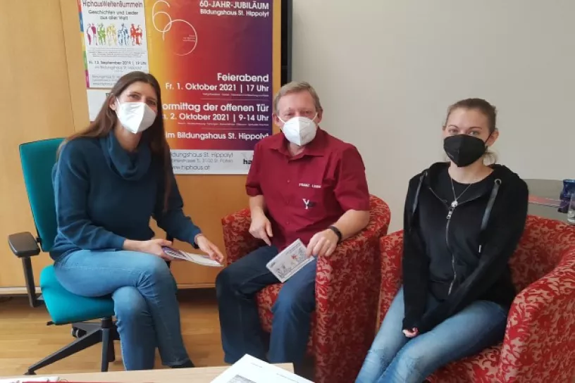 Drei Personen sitzen im Büro Bildungsmanagement