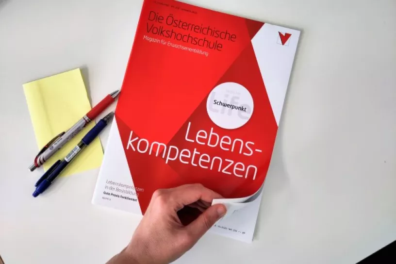 Print-Ausgabe der ÖVH auf einem Tisch
