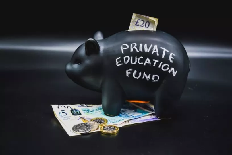 Spraschwein, darauf steht "privat eduaction fund"