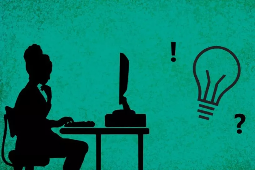 Silhouette einer Frau am PC, davor Icons: Glühbirne, Ruf- und Fragezeichen