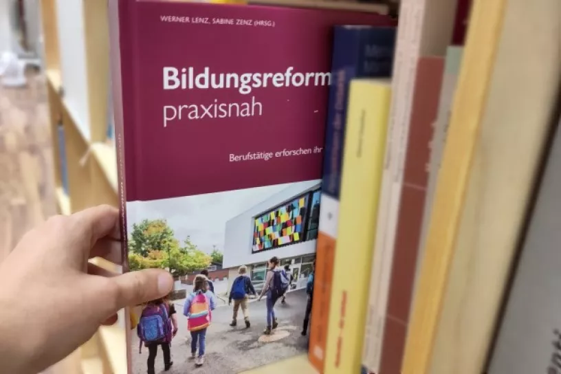 Buch Bildungsreformen praxisnah im Bücherregal