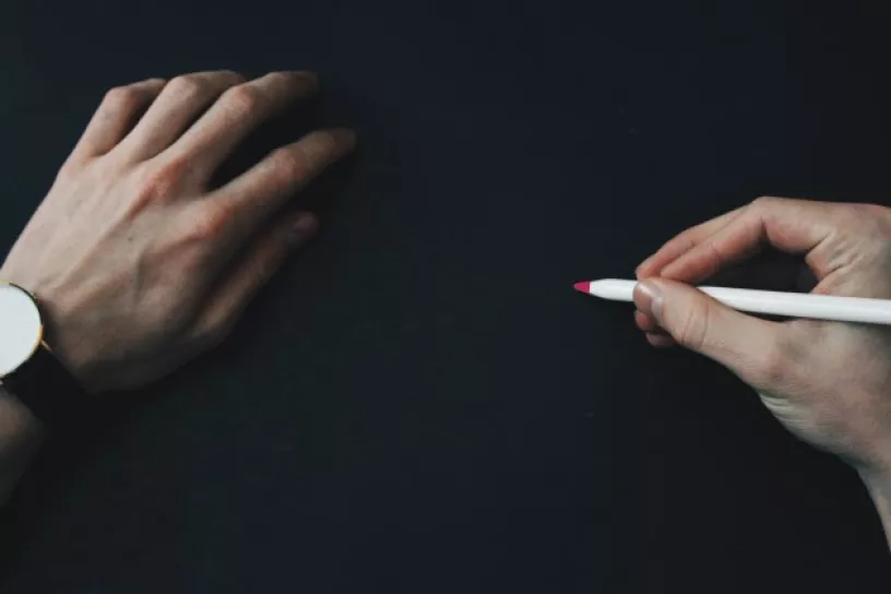 Hand hält Stift