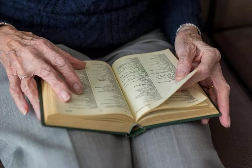 Ältere Person liest Buch