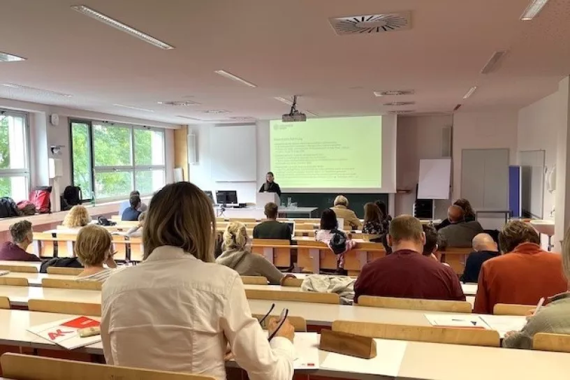 Teilnehmende der IGPB-Tagung blicken auf die Vortragende