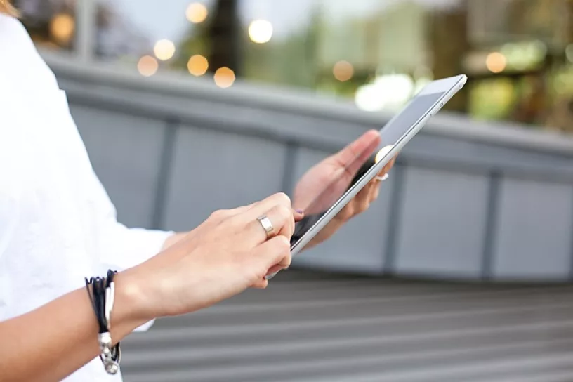 Person hält Tablet