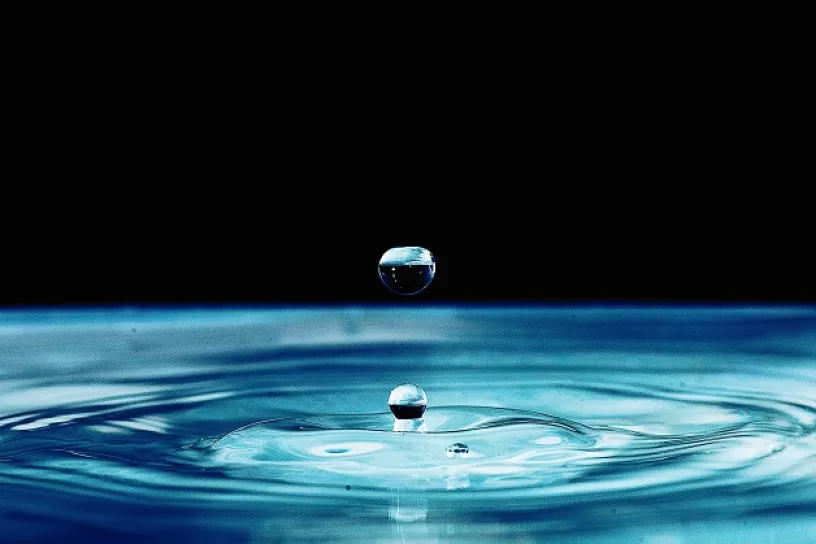 Tropfen fallen auf Wasser