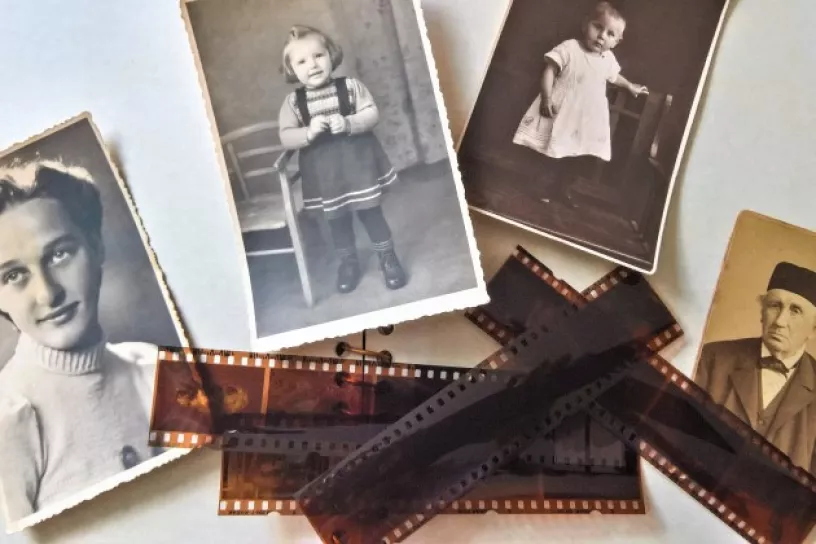 Alte Filmnegative und Schwarz-Weiß-Fotos