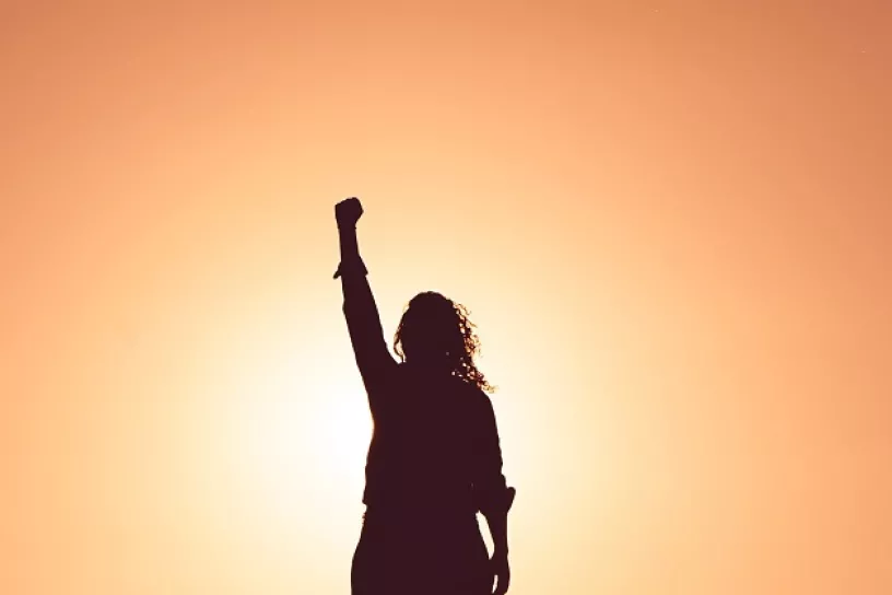 Silhouette einer Person mit erhobener Faust