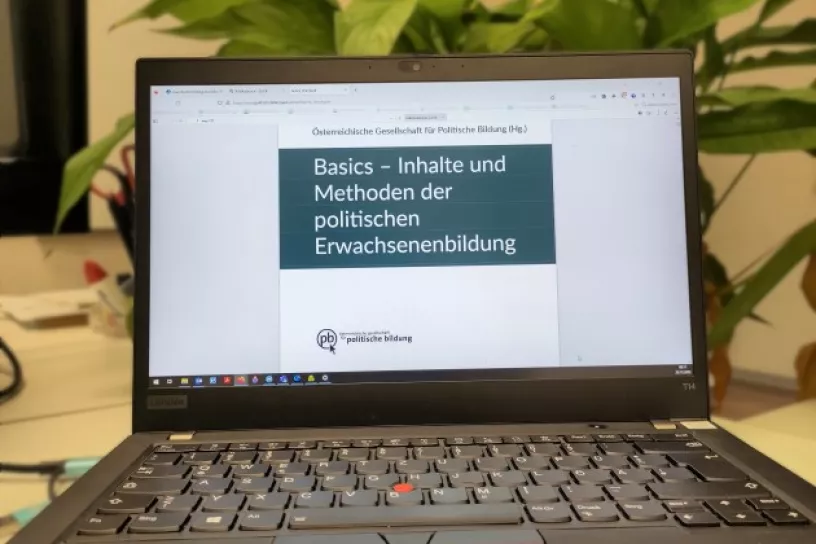 Deckblatt des Handbuchs angezeigt auf einem Laptop