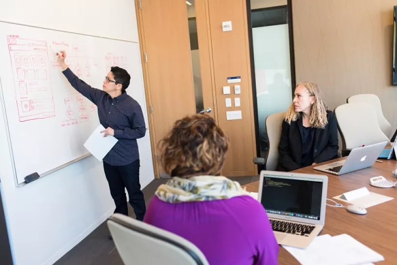 Drei Frauen unterschiedlichen Alters arbeiten an einem Projekt