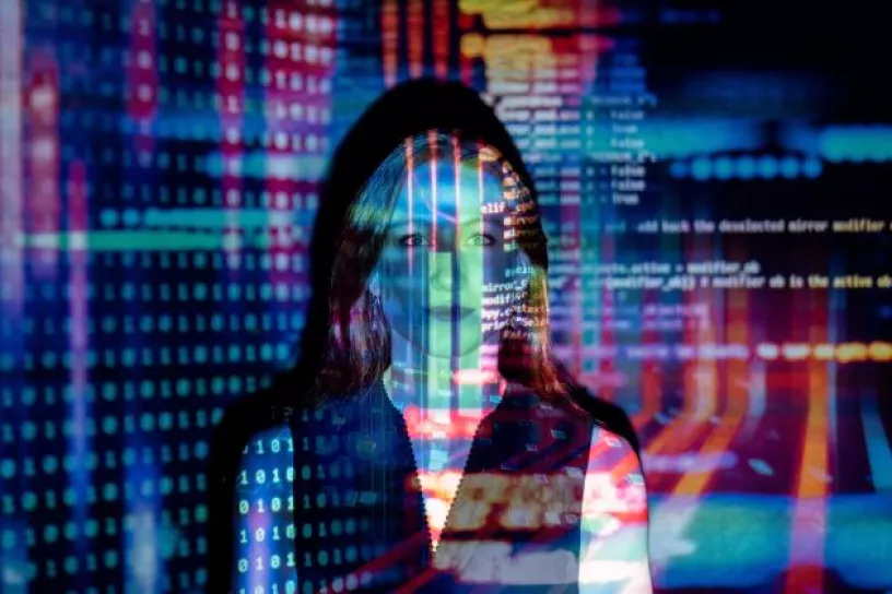 Code über Frau projiziert