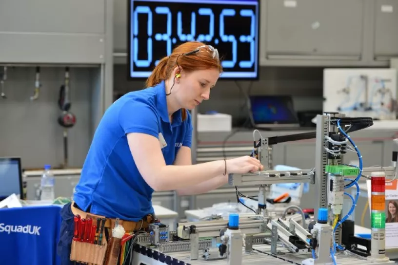 Mechatronikerin bei der Arbeit