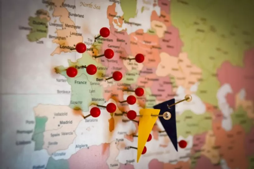 Landkarte von Europa mit Stecknadeln darauf