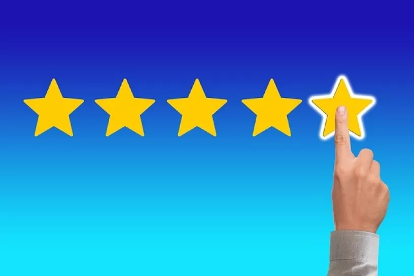 5 Sterne, eine Hand zeigt auf den 5. Stern