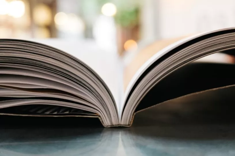 Nahaufnahme eines geöffneten Buches