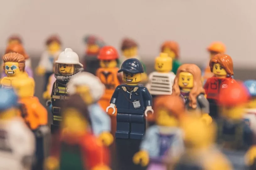 Legofiguren mit verschiedener Berufskleidung